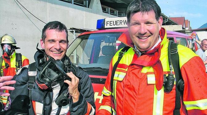 Patschnass und wahrscheinlich froh, wieder draußen zu sein: Metzingens Oberbürgermeister Dr. Ulrich Fiedler (rechts) hat den Lös