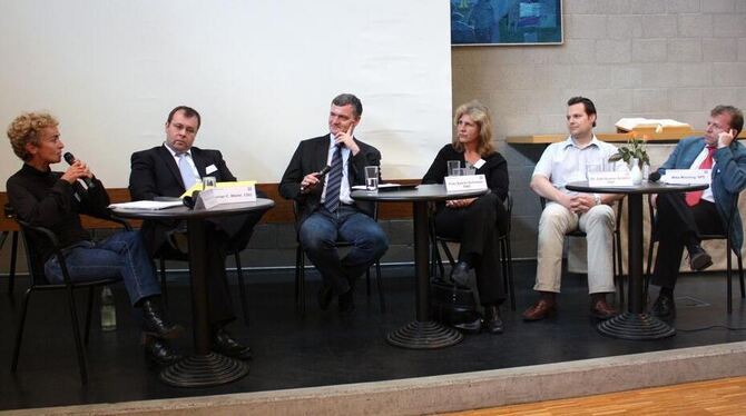 Diskutierten über Kinderarmut in Reutlingen: Podiumsmitglieder (von links) Rosemarie Herrmann (Grüne), Florian C. Weller (CDU),