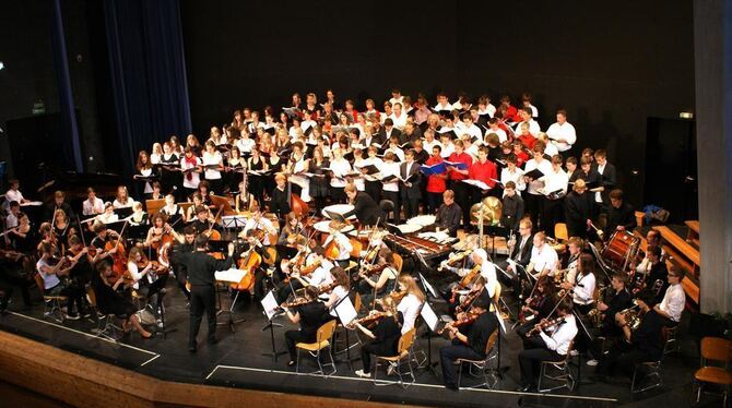 Georgenschüler und Eltern begeisterten ihr Publikum mit der Carmina Burana von Carl Orff. FOTO: STÖRK