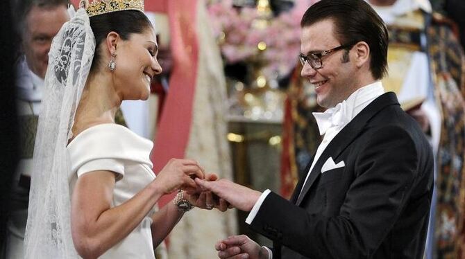 Kronprinzessin Victoria und Daniel Westling tauschen die Ringe.