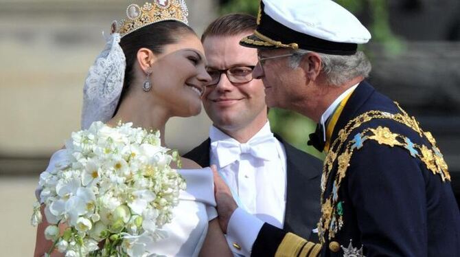 Prinz Daniel (M.) ist nach seiner Hochzeit nun Mitglied der königlichen Familie. Vorne: Kronprinzessin Victoria und ihr Vater