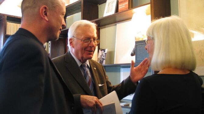 Autor Dr. Helmut Herles (Mitte) ist begeistert von der Bibliothek; rechts Felicitas Vogel, links Dr. Thomas Schmidt. GEA-FOTO: S