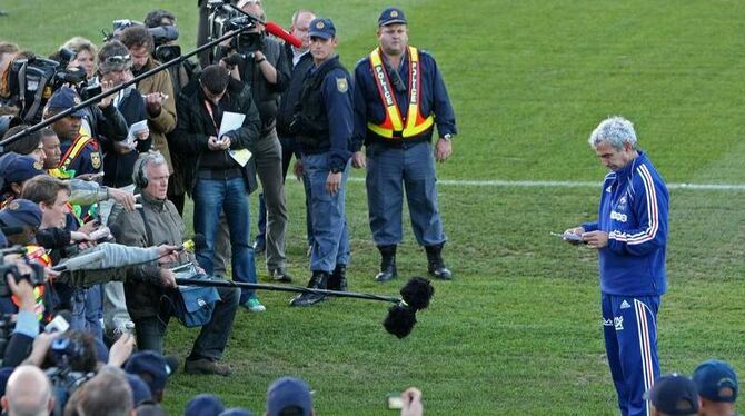 Trainer Raymond Domenech tritt beim Training allein vor die Presse.