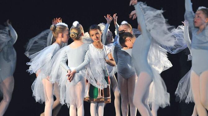 Neun Monate Proben steckten hinter der Aufführung von »Schneewittchen« in der Listhalle.  FOTO: GERLINDE TRINKHAUS