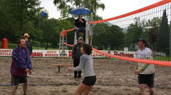 Sportler in Regenjacke: Das Wetter meinte es nicht gut mit den Volleyballern. FOTO: HAI