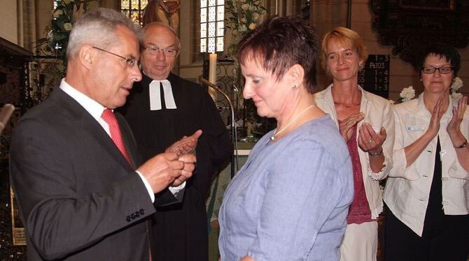 Rainer Single würdigt Ursula Keinath mit Worten und dem Kronenkreuz. FOTO: SANDER