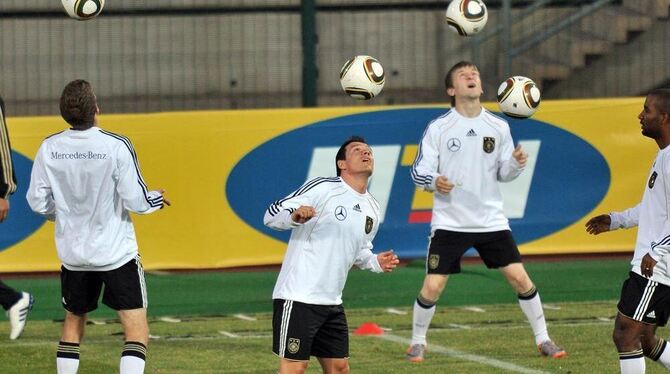 Den Ball fest im Blick: Die deutsche Mannschaft beim Training.