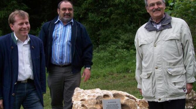 Bürgermeister Mike Münzing, Rietheims Ortsvorsteher Gerd Söll und Ottmar Gotterbarm haben den Gedenkstein enthüllt. FOTO: DRH