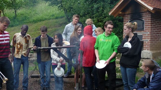 Zeit für Gespräche und kulturellen Austausch gab es unter anderem auch beim gemeinsamen Grillen. FOTO: PR