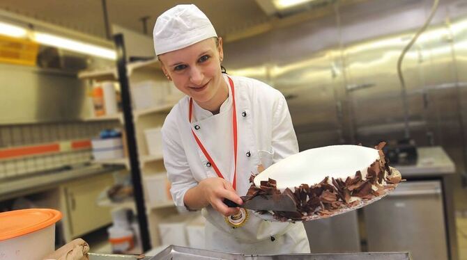 Tortenkönigin Nicole Speidel bei der Herstellung einer Torte. ARCHIVFOTO: GER