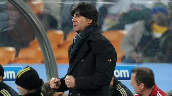 Bundestrainer Joachim Löw ist die Anspannung während des Spiels anzusehen.