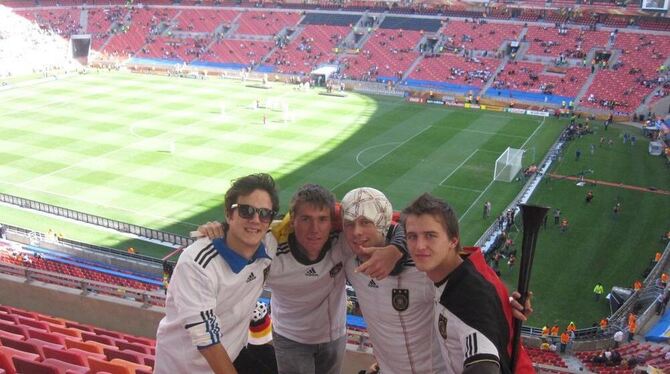 Im Stadion von Port Elizabeth vor dem WM-Spiel Deutschland gegen Serbien: Marlon Maas (links) mit Freunden. FOTO: PR