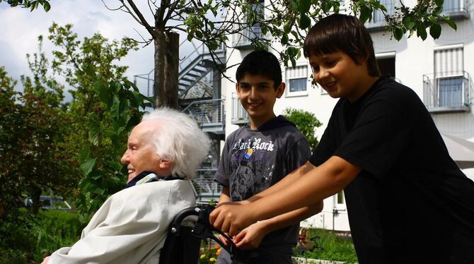 Bei der Aktion Mitmachen Ehrensache der Schloss-Schule funktionierte das Zusammensein von Alten und Jungen bestens. FOTO: HEYDEL