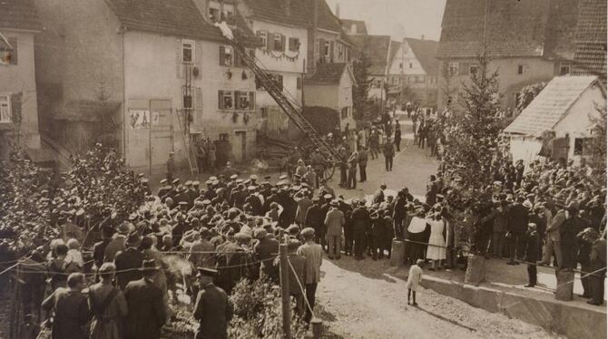 Großer Andrang der Schaulustigen bei einer Übung im Jahr 1930.  FOTO: FW