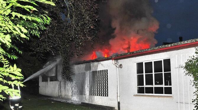 Mit einem massiven Löscheinsatz brachte die  Feuerwehr den Brand bei Hoeckle unter Kontrolle.