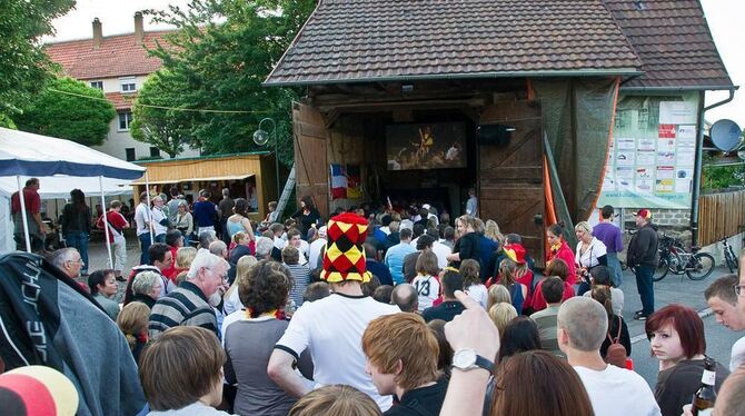 Schon jetzt Anziehungspunkt: Die Scheune auf dem Dorfplatz beherbergt derzeit die Public-Viewing-Leinwand.  FOTO: BELANOV