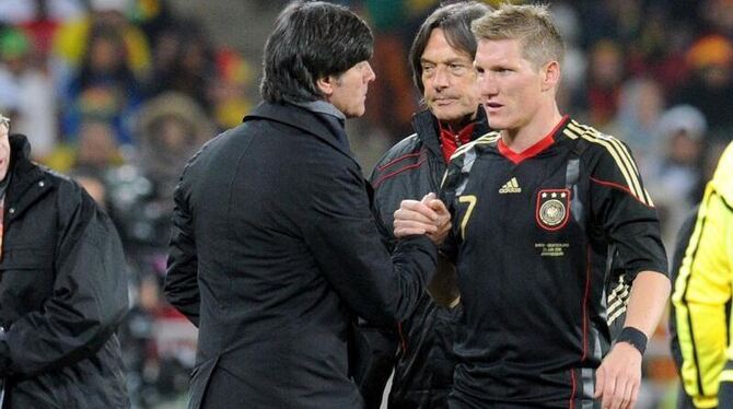 Bundestrainer Löw (l) kann auf Schweinsteiger bauen.