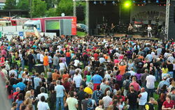 Zur dritten Auflage von Mössingen rockt kamen rund 3000 Fans von Sweet, Slade, Mud II, Rattles und Smokie.