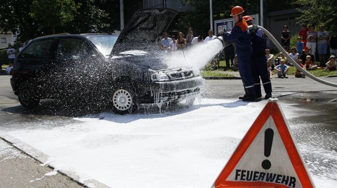 Schauübung der Jugendfeuerwehr: Personenrettung aus einem brennenden Fahrzeug. FOTO: HAMMER