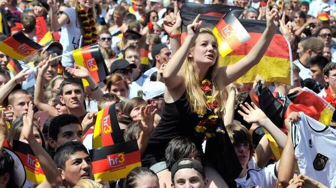 Fußballfans feiern die deutsche Nationalmannschaft beim Public Viewing in der Innenstadt von Frankfurt am Main.