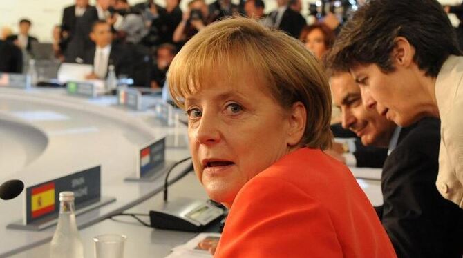 Bundeskanzlerin Angela Merkel hat in Toronto am Konferenztisch Platz genommen.