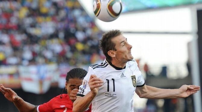 Nationalspieler Miroslav Klose (r) springt höher als Glen Johnson.