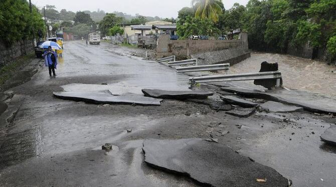 Ausläufer des Tropensturms »Alex« haben im El Salvadorianischem San Salvador durch Regenfälle Überschwemmungen verursacht.