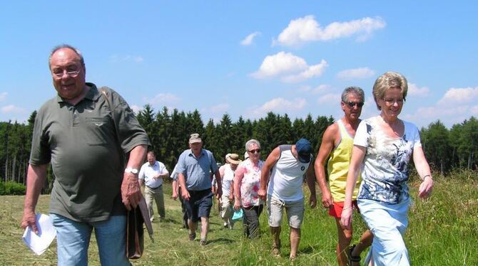 Die Landwirtschaft im Wandel war das Thema der Ofterdinger Markungswanderung mit Gerhard Bliestle (vorne links). FOTO: WEBER