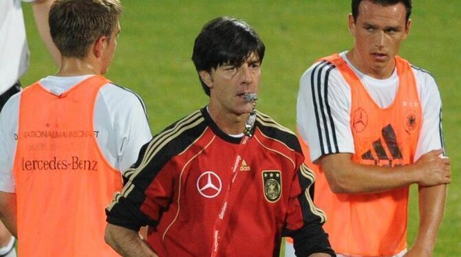 Joachim Löw (M) fokussiert die Mannschaft auf das Duell gegen Argentinien.