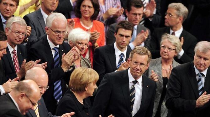 Der neu gewählte Bundespräsident Christian Wulff erhält den Applaus der CDU Wahlmänner nach seiner Wahl.