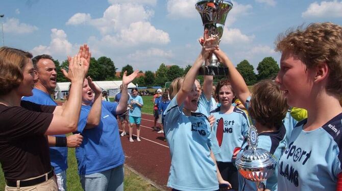 Geschafft, Mädels! Die C-Juniorinnen des SV Walddorf holten sich einen Wanderpokal, den die Gemeinde gestiftet hat (links Bürger