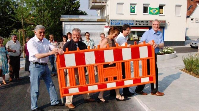 Weg mit dem Ding: Für den offiziellen Termin hatte Bürgermeister Joseph Reichert (zweiter von links) eigens eine Verkehrsbake be