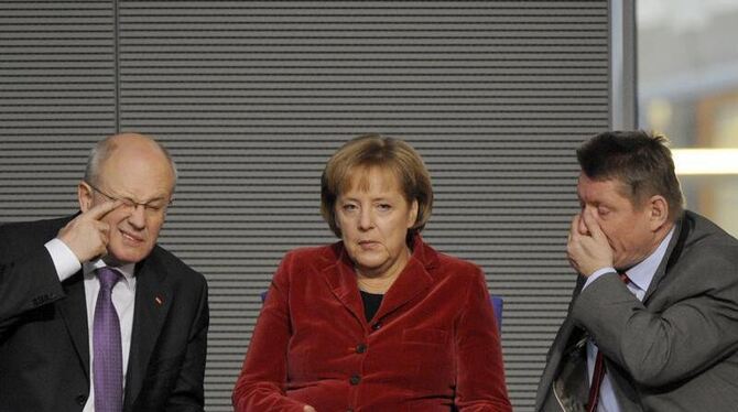 Das ging daneben: Bundeskanzlerin Merkel mit Unions-Fraktionschef Kauder (l.) und Generalsekretär Gröhe. (Archivbild)