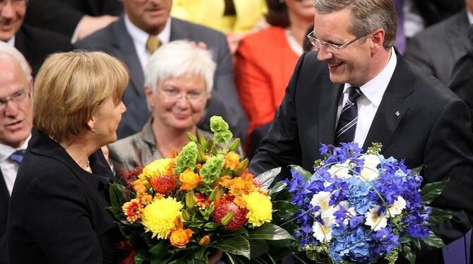 Blumen von der Kanzlerin für den frisch gewählten Bundespräsidenten Christian Wulff.