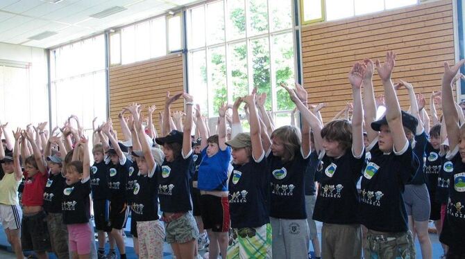 Zum Himmel strecken: spielerisches Aufwärmtraining für die Sternbergschüler gestern vor den Bundesjugendspielen.  GEA-FOTO: SCHÖ