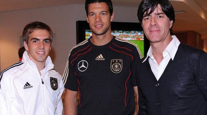 Michael Ballack (m) will das DFB-Team moralisch unterstützen. Rechts Trainer Löw, links Kapitän Lahm.