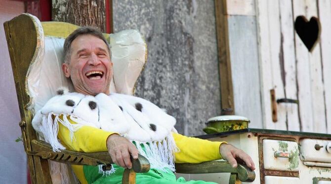 Skurriler Älblerkönig im Hayinger Naturtheater: Regent Herodes liebt ofenwarmes Kraut viel mehr als sein Land. FOTO: BAIER