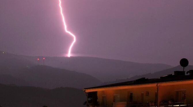 Ein Blitz schlägt auf dem Schauinsland bei Freiburg ein. Gewitter haben die Hitzewelle in Baden-Württemberg erst einmal gesto