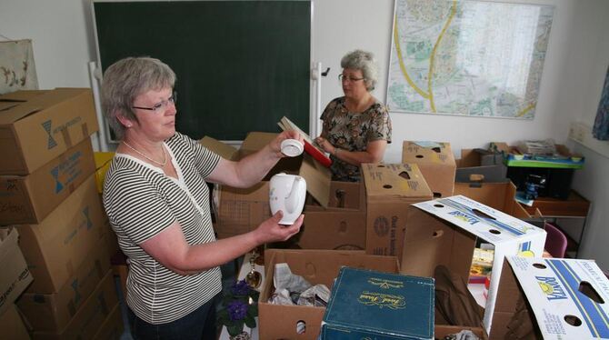 Edeltraut Stiedl (links) erhielt beim Sortieren der Flohmarktartikel Unterstützung auch von ihrer Schwester Maria Neuscheler. GE