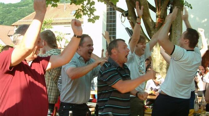 Die Begeisterung bricht sich Bahn: Jubel beim Public Viewing in Unterhausen über den deutschen Sieg über Argentinien beim WM-Hal