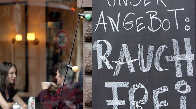 Zwei Frauen sitzen in einem rauchfreien Cafe in Köln. (Archivbild)