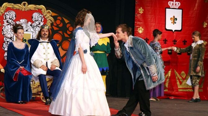 Beim Hofball kommt man sich näher: Cinderella (Melanie Hageloch) und Prinz Johannes (Johannes Blattner).