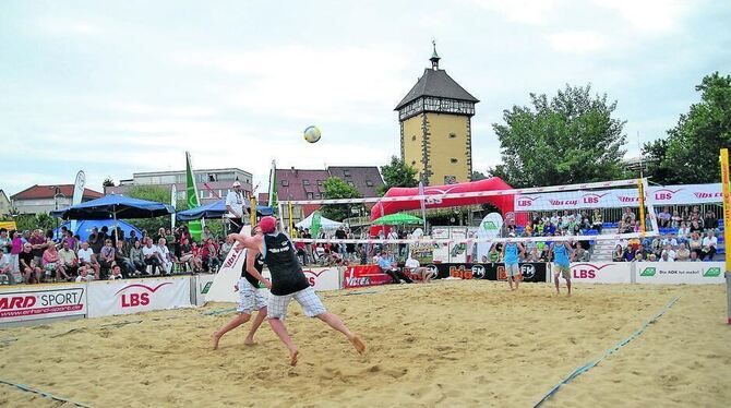 Wo im vergangenen Jahr die Beachvolleyballer baggerten, klafft inzwischen die Stadthallen-Baugrube. Deshalb weichen die Organisa