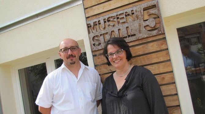 Sabine und Roland Altenburger haben sich für Wannweil begeistert, Haus mit Stall saniert, der nun Kunstpunkt werden soll. FOTO: