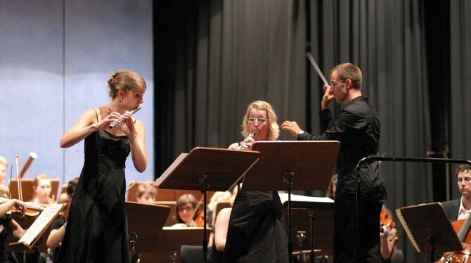 Die Solistinnen Klara Baumann und Barbara Herrmann (von links) an Flöte und Oboe; rechts Dirigent Andreas Medler.