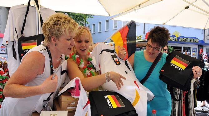 Beim Shopping kein Halt vor WM-Artikeln.  FOTO: PACHER