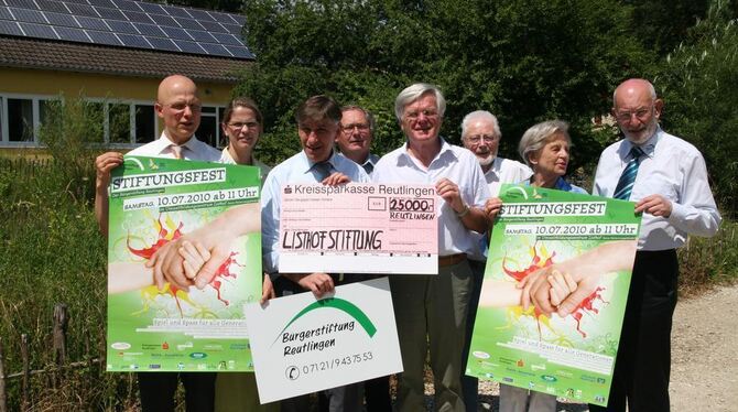 Gruppenbild mit Scheck und Plakaten (von links): Dr. Hans Hammann, Susanne Hammann, Karl-Heinz Walter, Bodo Kablau, Roland Würth