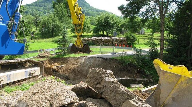 Kein Weg mehr über den Arbach - die Brücke wurde abgerissen.  GEA-FOTO: BARAL