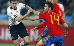 Miroslav Klose im Zweikampf mit Spaniens Xabi Alonso.