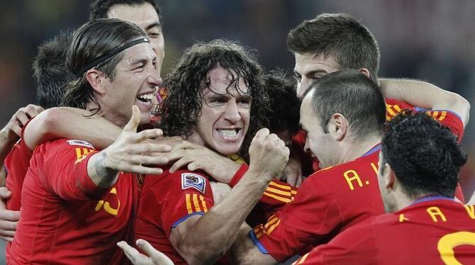 Spanische Spieler bejubeln das 1-0 von Carlos Puyol (m) gegen die DFB-Elf.